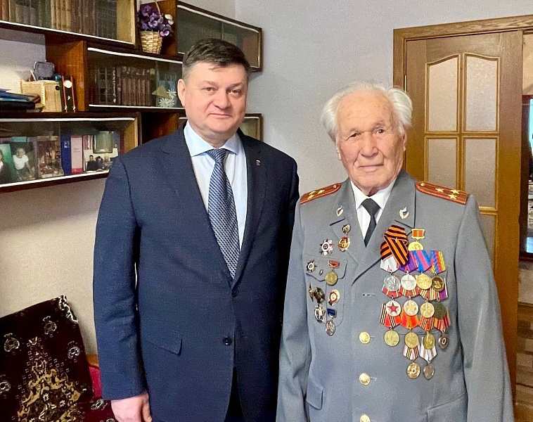 Иван Квитка поздравил ветерана Великой Отечественной войны с Новым годом